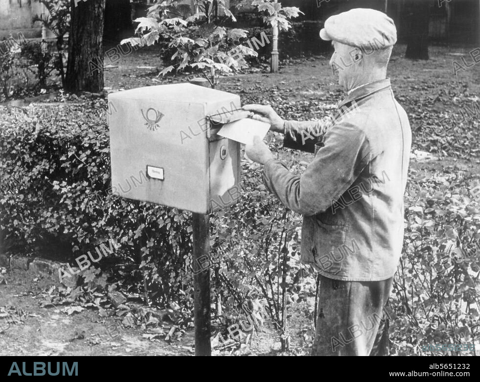 Berlin, Oktober 1961. Der Ortsteil Steinstücken ist durch den Mauerbau vom amerikanischen Sektor getrennt: Ein Bewohner der Enklave wirft einen Brief nach West-Berlin in den einzigen Briefkasten des Ortes. Foto, Oktober 1961.