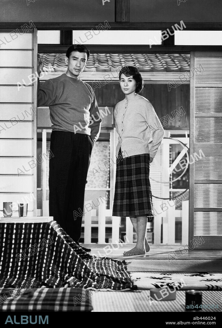 KEIJI SADA et YOSHIKO KUGA dans OHAYO, 1959, réalisé par YASUJIRO OZU. Copyright SHOCHIKU FILMS.