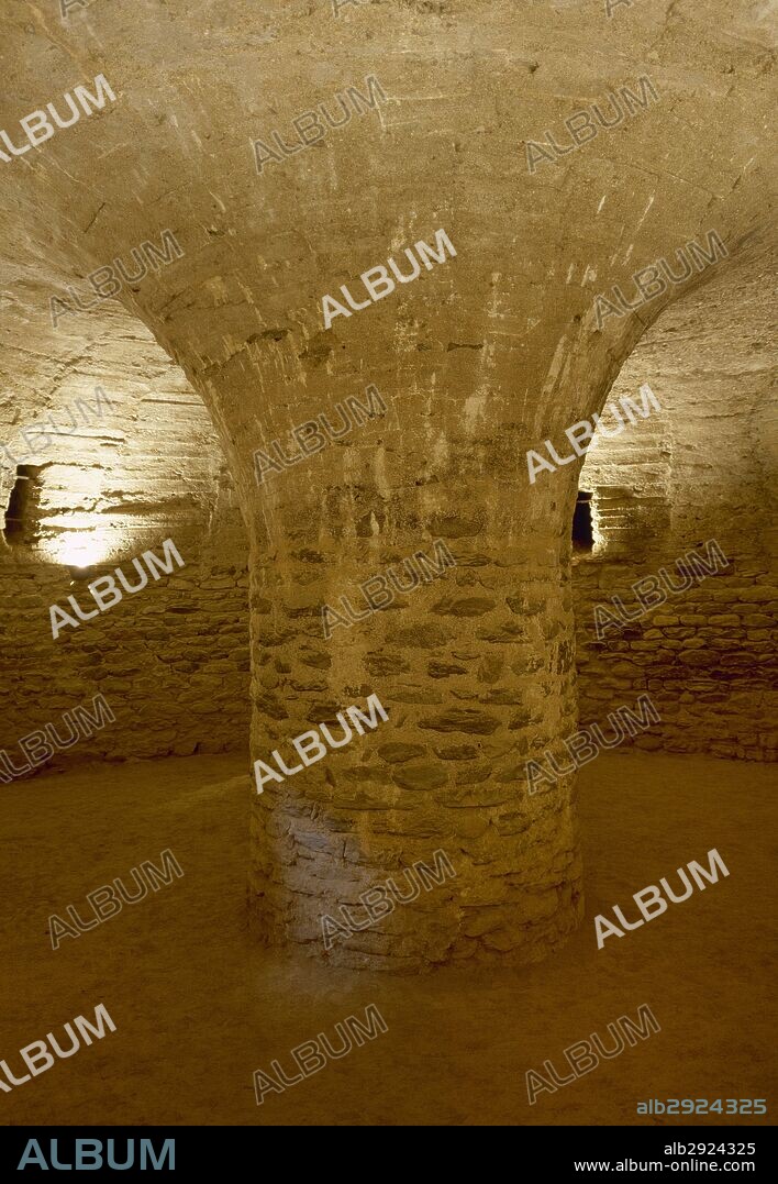 ARTE ROMANICO. FRANCIA. SANT MIQUEL DE CUIXA. Abadía benedictina fundada en el siglo IX por los Condes de Cerdaña. CRIPTA románica construida a principios del siglo XI. Destaca su magnífico pilar central que sustenta la bóveda de la "Capilla de la Mare de Dèu del Pessebre". Rosellón.