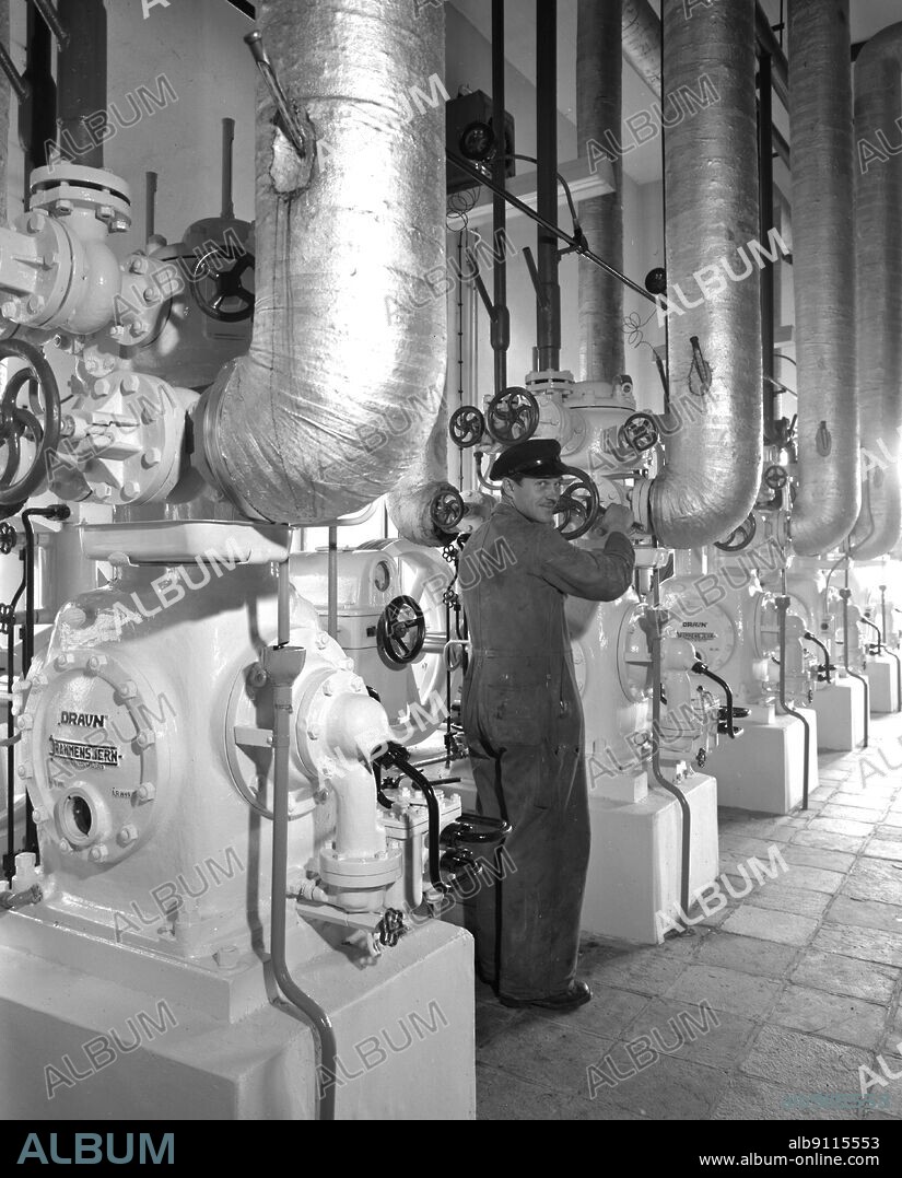 Honningsvåg 1953-05-23. Honningsvåg has been given a new fishing industry plant. The facility is the largest in a chain of freezers planned in Finnmark and Nord-Troms. First with the aim of conquering new export markets. The company was named "A/S Finnmark and Nord-Troms fishing industry", but the name fell difficult for the tongue so it was shortened to FI-No-Tros. The freezer technique makes it possible that the fish is as good as it came straight from the sea when it is made of proper raw material. The fi-no-belt plant receives all kinds of fish. The capacity is 14 tonnes fillet a day. Thoralf Trondsen makes sure to keep track of the large freezer hall. There is room for about 100,000 tonnes of ready -made food on the cooling warehouse. Photo: Sverre A. Børretzen / Current / NTB.