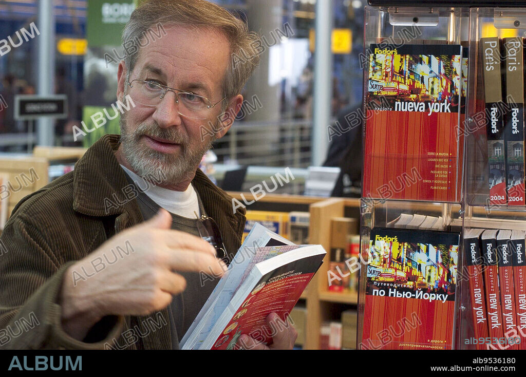 STEVEN SPIELBERG en LA TERMINAL, 2004 (THE TERMINAL), dirigida por STEVEN SPIELBERG. Copyright DREAMWORKS SKG/AMBLIN.