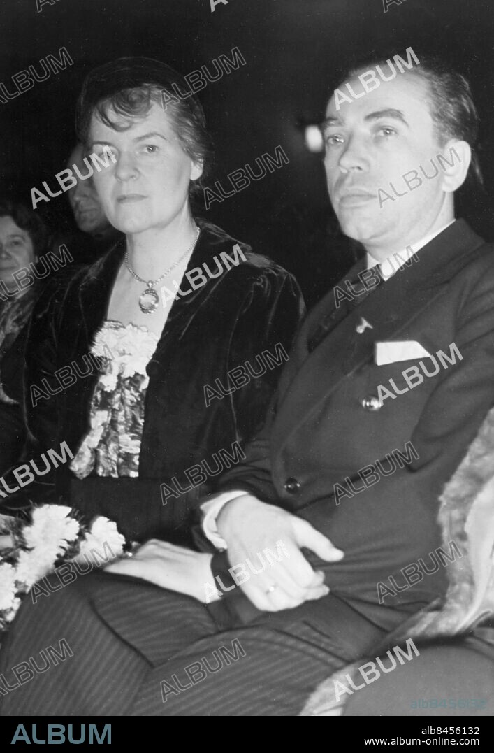 Orig. bildtext... MARIE HAMSUN IN BERLIN. Marie Hamsun im Gespräch mit dem Vorsi(...) der Nordischen Gesellschaft Funkenberg. Anm. M Hamsun, 1881-1969, norsk skådespelare och författare, gift med författaren Knut Hamsun. Se även BAJ491 CD350 persons: MARIE HAMSUN sites: BERLIN;TYSKLAND;NORGE*.