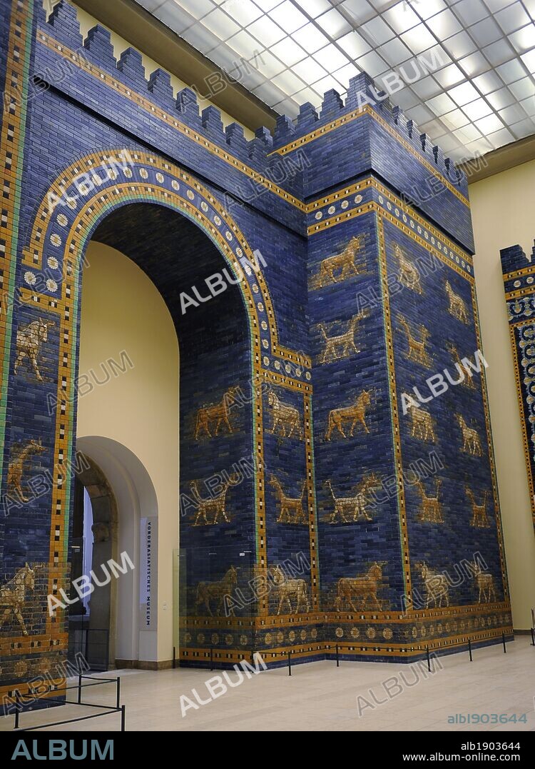 ARTE MESOPOTAMICO. NEOBABILONICO. PUERTA DE ISHTAR DE BABILONIA. (s. VI a. C.). Originalmente era una de las ocho puertas monumentales de la muralla interior de Babilonia. Fue construida en el año 575 a. C. durante el reinado de NABUCODONOSOR II (604-562 a. C.) con ladrillos de adobe de color azul. Reconstruida en 1930. Museo Pergamo (Isla de los Museos). Berlín. Alemania.