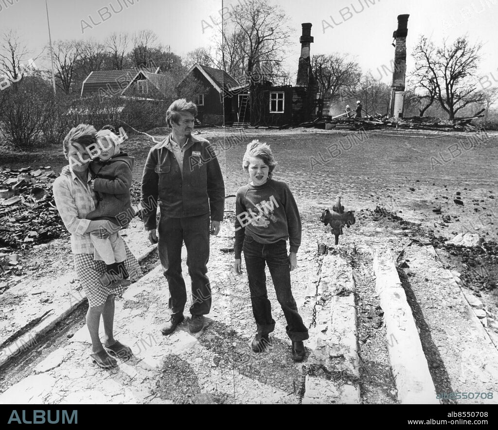 VARNHEM 1979-05-21.. Brandförsvaret tränar släckning och det slutar med att nio hus brinner ner. Här började elden. Familjen Egon och Ingalill Karlsson med barnen Mikael och Inger framför resterna av den ladugård, som Skara brandkår tände på för att dryga ut kaffekassan. *** Local Caption *** GT Inscannat från kopia Foto: Leif Jacobsson / Kamerareportage / TT / Kod: 2524.