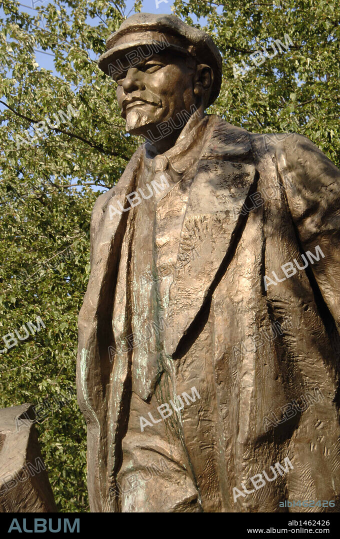 Lenin, seudónimo de Vladimir Ilich Uliánov (1870-1924). Revolucionario y político ruso. Estatua en bronce de Lenin, obra de Emil Venkov (n.1937). Barrio de Fremont. Seattle. Estado de Washington. Estados Unidos.
