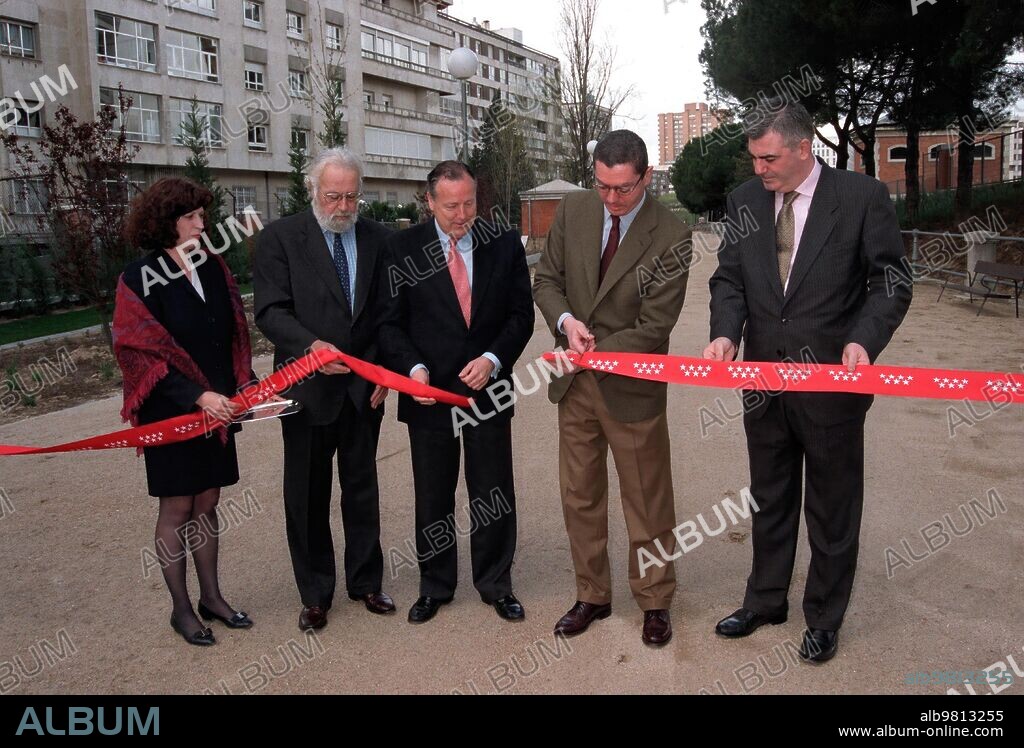 Madrid. 30.3.2001. Gallardon y el alcalde Inauguran un parque en plaza de Castilla. Foto: Julian de Domingo. Archdc.
