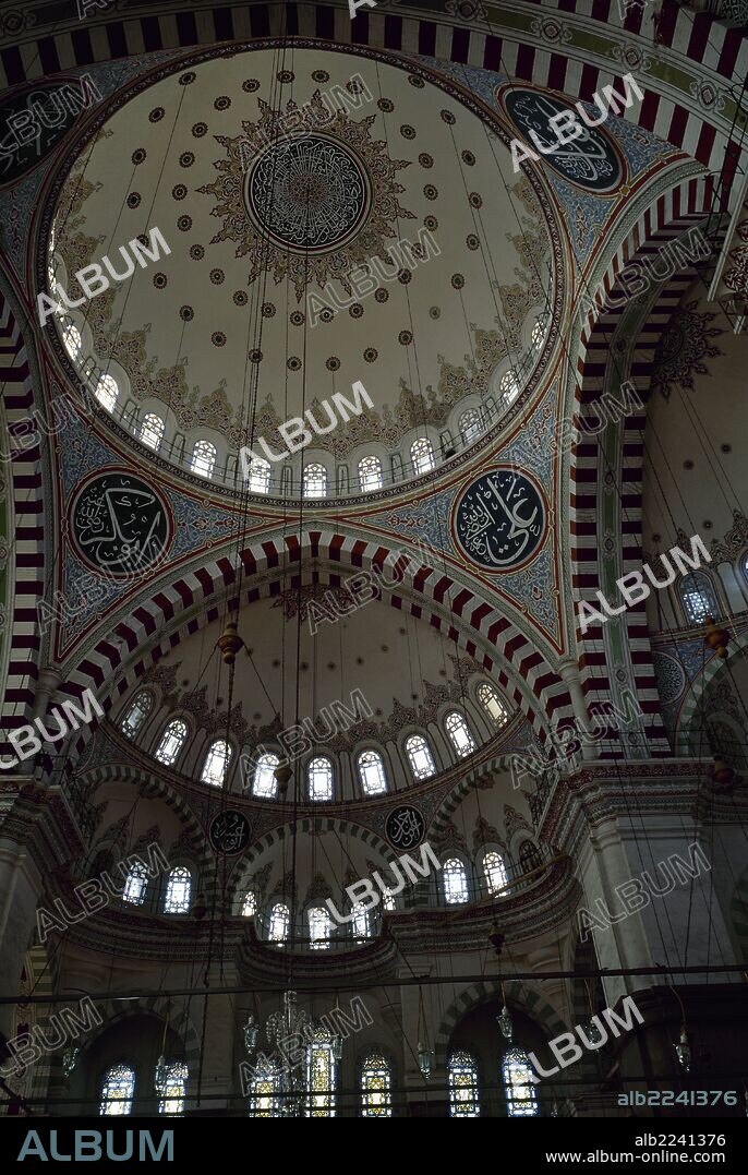 ARTE ISLAMICO-ESTILO OTOMANO. TURQUIA. FATIH MEHMET CAMII. Mezquita imperial construida por el arquitecto griego CHRISTODOULOS entre 1462 y 1470, y reconstruida tras el terremoto de 1766 por orden del sultán MUSTAFA III (1757-1773). Vista general del interior de la cubierta de la sala de plegarias, con su gran cúpula central. ESTAMBUL.