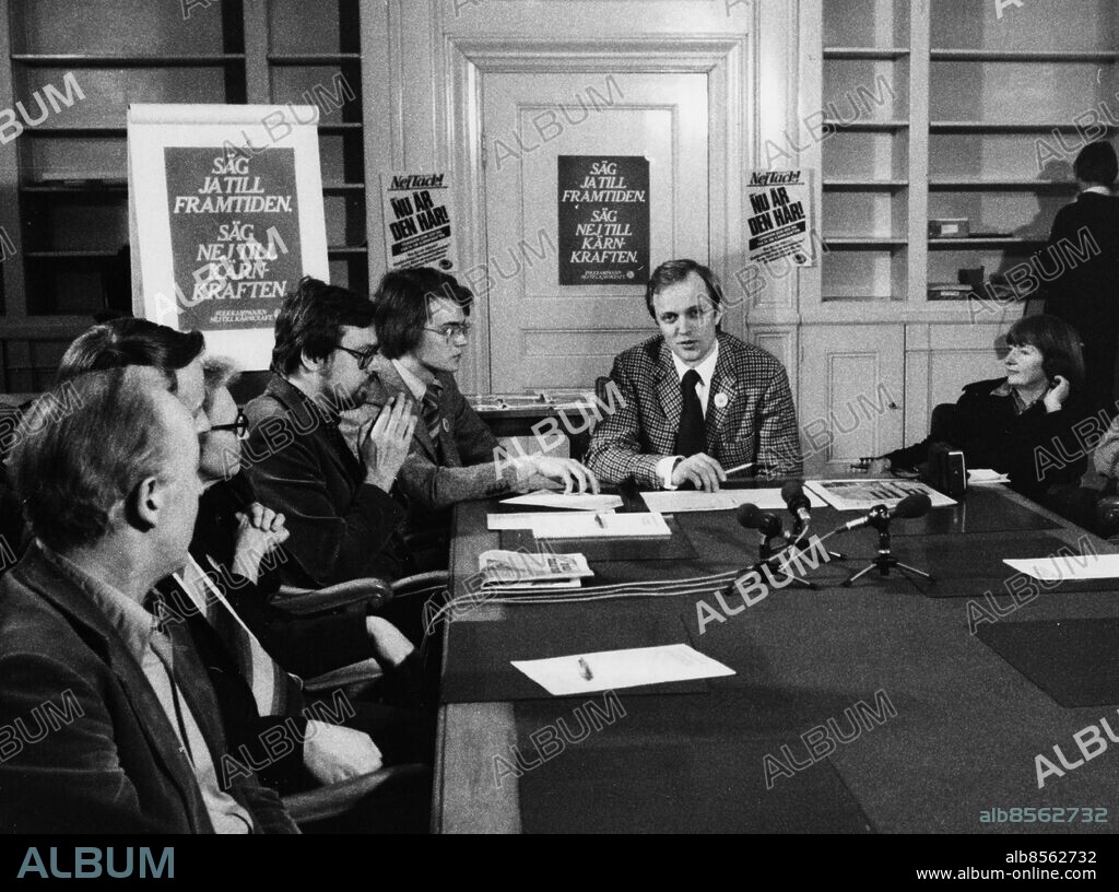 STOCKHOLM ARKIV 1980-01-08. Centerpartiets Lennart Daléus (2:a fr. h.) från Jordens Vänner presenters som den man som ska leda Linje 3:s (Nej-sidan) kampanj inför folkomröstningen om kärnkraftens framtid i Sverige.. Foto: Jan Collsiöö / TT / Kod: 1001.