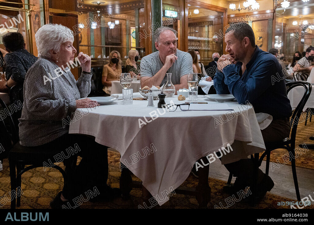 CHRISTIAN CARION, DANY BOON y LINE RENAUD en UN PASEO CON MADELEINE, 2022 (UNE BELLE COURSE), dirigida por CHRISTIAN CARION. Copyright TF1 FILMS PRODUCTIONS.