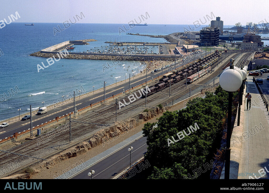 PANORAMICA DEL PASEO MARITIMO Y PUERTO DEPORTIVO-AL FONDO ASTILLEROS - FOTO AÑOS 90.