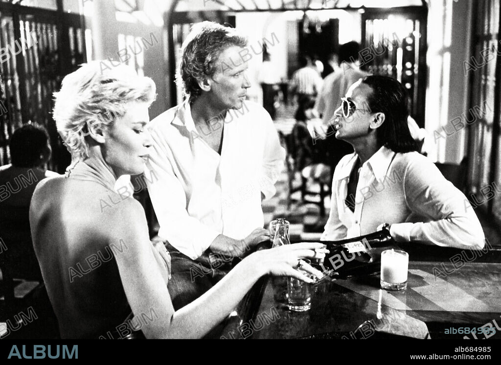 JUAN FERNANDEZ, KELLY McGILLIS and PETER WELLER in CAT CHASER, 1989, directed by ABEL FERRARA. Copyright DAVIS/PANZER.