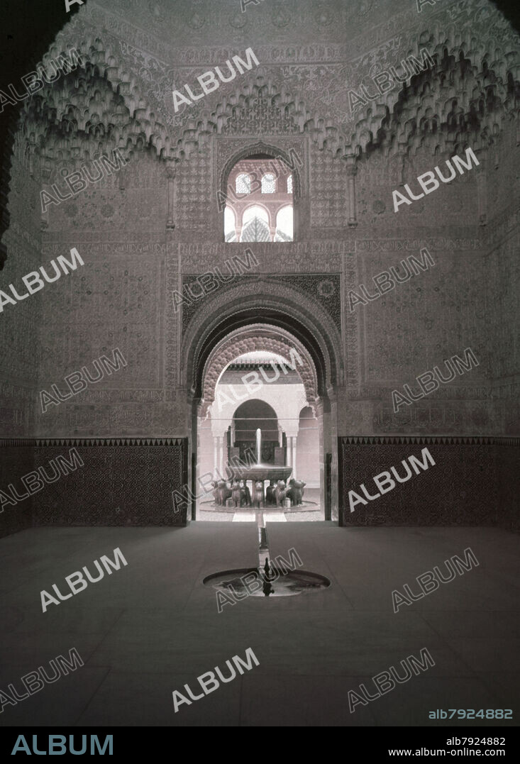 AUTOR LIBRE 01307. SALA DE LAS DOS HERMANAS CON EL PATIO DE LOS LEONES AL FONDO - SIGLO XIV.