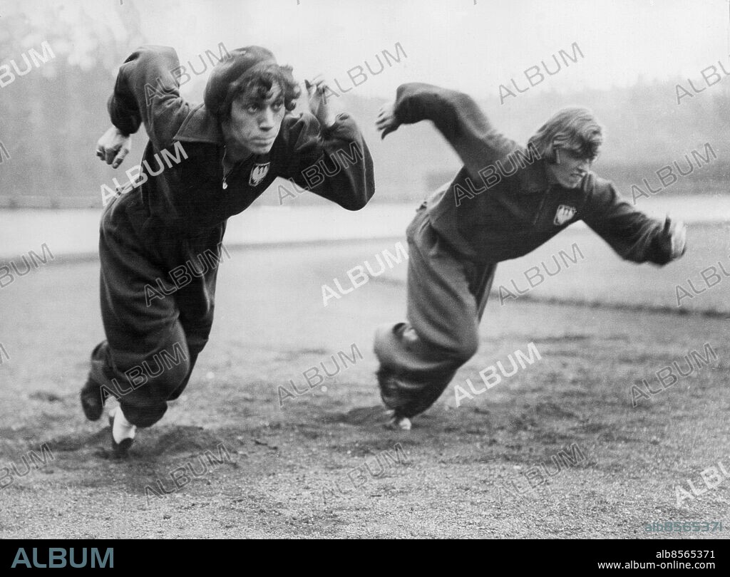 LONDON 1934-08-07 Orig. bildtext... POLISH GIRLS PRACTISE FOR WORLD GAMES. The Polish girl athletes who arrived in London last night started training at Paddington Recreation Ground this morning for the World Games, which take place on Thursday, at the White City Stadium, London. O.P.S. Miss Stella Walsh, who holds the world's records for five distances up to 220 yards, and Miss I. Swiderska, practising starts. Anm. Stella Walsh (född Stanislawa Walasiewicz), 1911-1980, polsk friidrottare. Föddes i Polen men flyttade tidigt till USA och representerade omväxlande Polen och USA i tävlingar. När hon 1980 sköts ihjäl vid ett rånförsök, upptäcktes det att hon var av manligt kön.. Foto: AB Text & Bilder / SVT / Kod: 5600 . Damolympiaden 1934 Internationella kvinnospelen VM Löparbanor Ansiktsuttryck Träningsoveraller Start Androgynt utseende Transsexuell CD309 persons: STELLA WALSH sites: POLEN*;STORBRITANNIEN;LONDON.