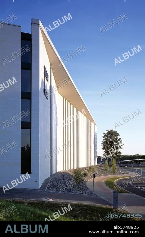 Dortmund, ADAC Hauptverwaltung / Ostfassade, Blick von Süden © Florian Monheim Filmsize: 6 × 9 cm.