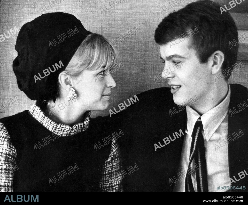 Lars Lasse Berghagen. växlade ringar med Barbro Lill-Babs Svensson under en supé på Berns i Stockholm 1965. Berghagen Lars Lasse Musiker Sångare . Svensson Barbro Lill-Babs Sångare. (c) Staffan Johansson / Sydsvenskan / IBL.