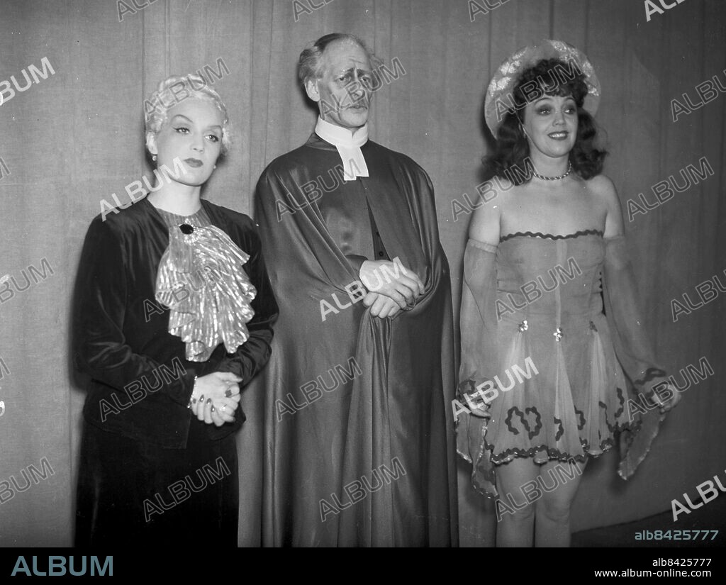 Karl Gerhards Revy 1943. Fr v Tutta Rolf, troligen Karl Gerhard och Kähtie Rolfsen *** Local Caption *** . KAMERAREPORTAGE.