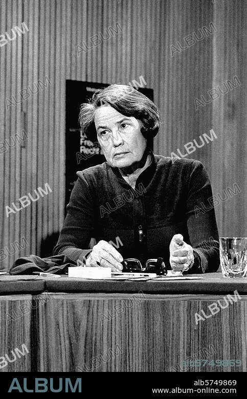 Noelle-Neumann, Elisabeth; Meinungsforscherin (Leiterin des Instituts für Demoskopie Allensbach); Berlin 19.12.1916 - Allensbach 25.3.2010. Elisabeth Noelle-Neumann während der Podiumsdiskussion "Meinung gegen Meinung - Brauen wir noch Eliten!" in Düsseldorf am 24. Februar 1977. Foto.