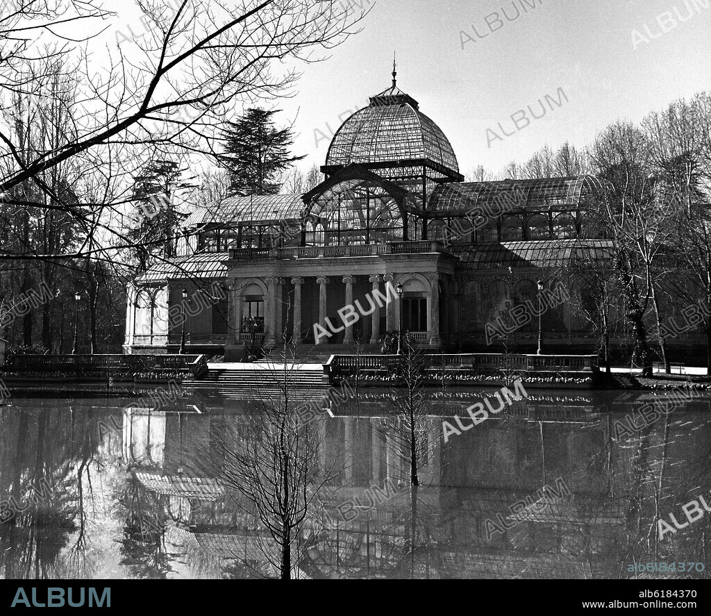 RICARDO VELÁZQUEZ BOSCO. PALACIO DE CRISTAL LEVANTADO EN 1887 COMO PABELLON-ESTUFA DE LA EXPOSICION DE LAS ISLAS FILIPINAS - FOTOGRAFIA EN BLANCO Y NEGRO - AÑOS 60.
