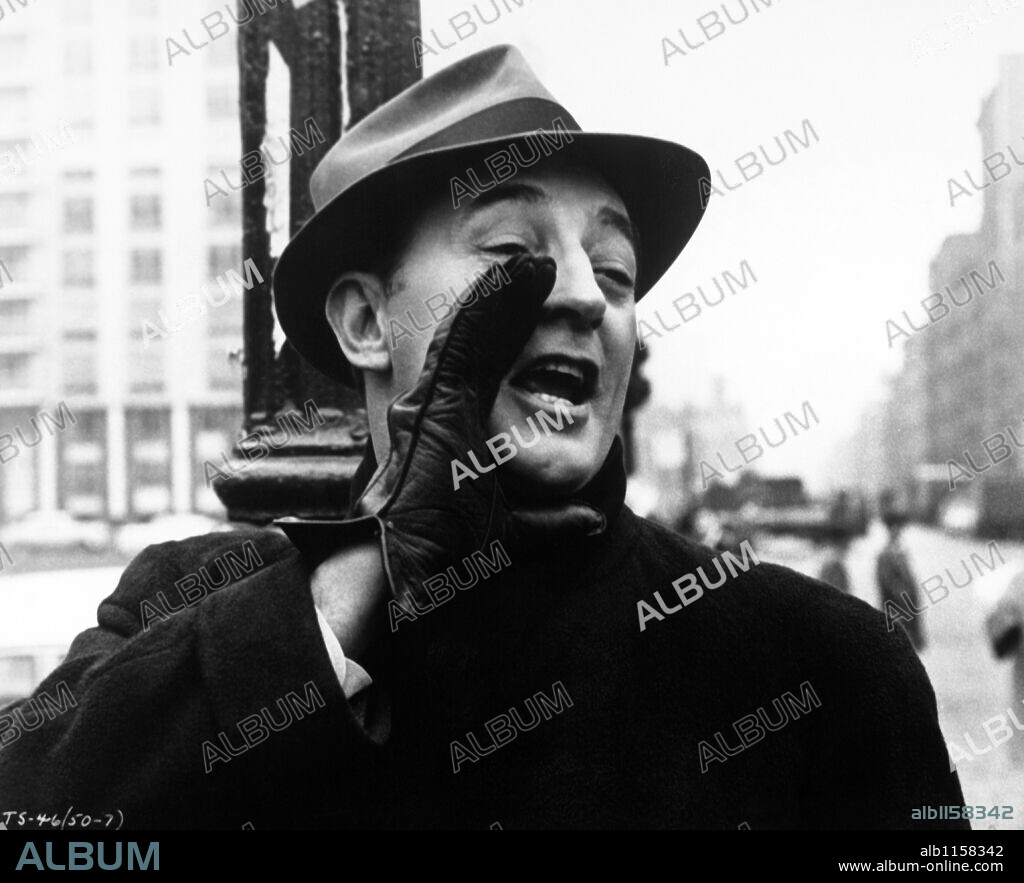 ROBERT MITCHUM en CUALQUIER DÍA EN CUALQUIER ESQUINA, 1962 (TWO FOR THE SEESAW), dirigida por ROBERT WISE. Copyright UNITED ARTISTS.