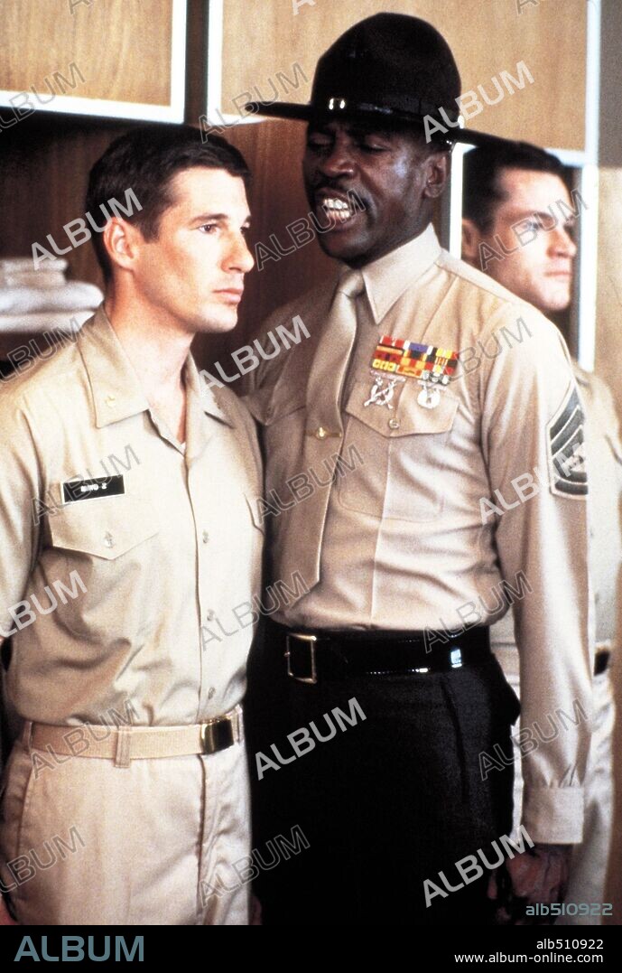 LOUIS GOSSETT JR. y RICHARD GERE en OFICIAL Y CABALLERO, 1982 (AN OFFICER AND A GENTLEMAN), dirigida por TAYLOR HACKFORD. Copyright PARAMOUNT PICTURES.