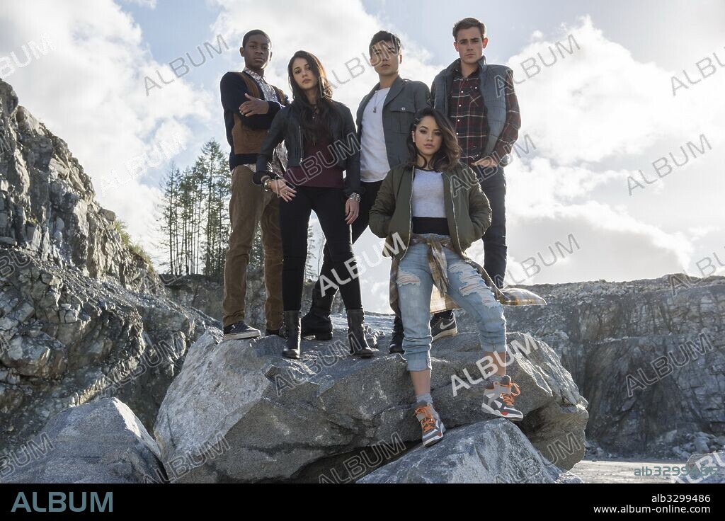 BECKY G, DACRE MONTGOMERY, LUDI LIN, NAOMI SCOTT y RJ CYLER en POWER RANGERS, 2017, dirigida por DEAN ISRAELITE. Copyright LIONSGATE/SABAN BRANDS/SABAN ENT/WALT DISNEY STUDIOS.