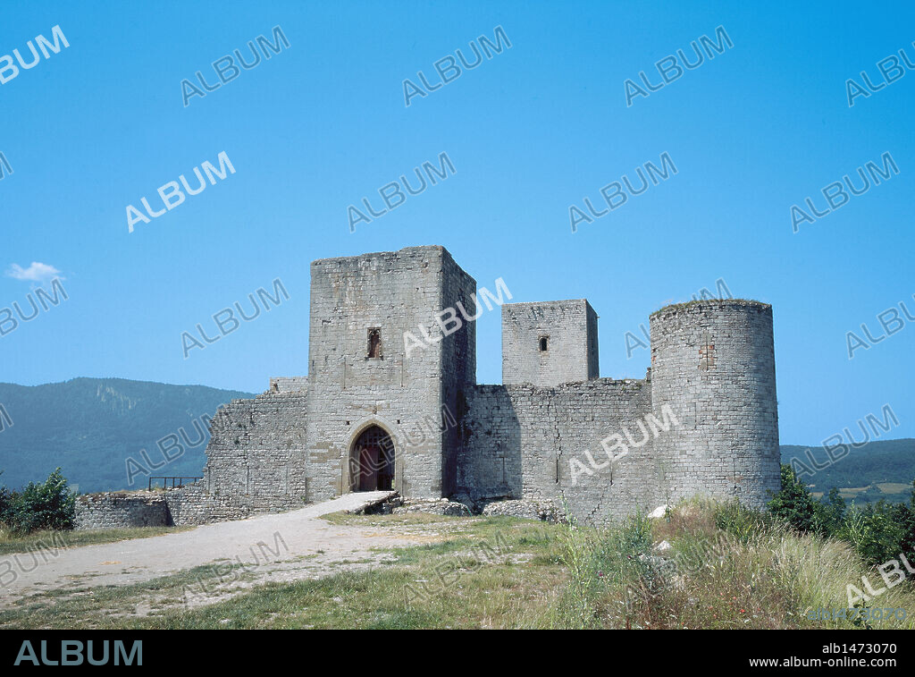 FRANCIA. CASTILLO DE PUIVERT. Fachada oriental, con dos torres en los ángulos y una torre cuadrada. Fue conquistado en el año 1210 por Simon de Montfort, que luchaba contra la herejía cátara. S. XIII. Departamento de Aude. Región de Languedoc-Rosellón.
