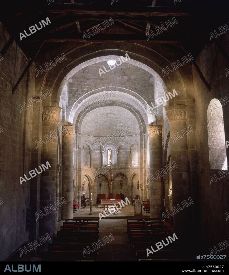 INTERIOR - IGLESIA COLEGIAL ROMANICA - S XII.