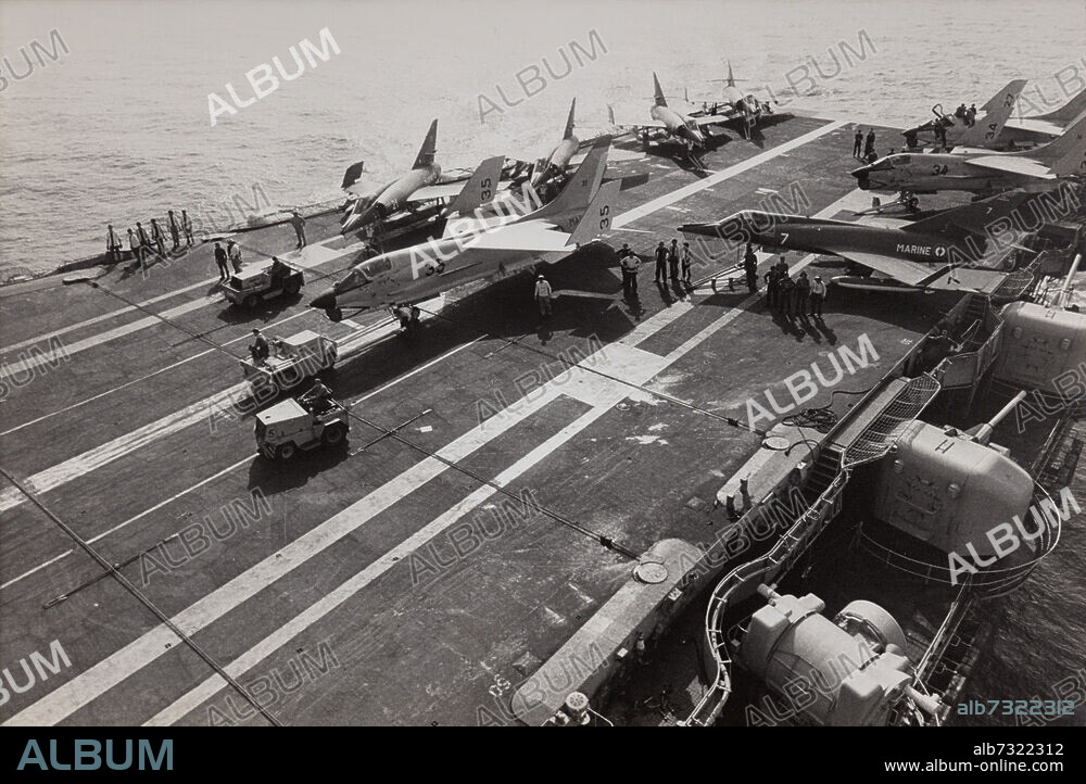 Die Clemenceau (Code R98, dann nach 2002 Q-790), in der Marine oft als "Clem" bezeichnet, war der sechste Flugzeugträger, der in der französischen Marine in Dienst gestellt wurde, jedoch erste der zweite, der in Frankreich gebaut wurde (nach dem Träger Béarn) und der erste, der von Anfang an in Frankreich entworfen wurde. Der Flugzeugträger Clémenceau verkörpert die französische Militärpräsenz am Vorabend der Wahlen in Dschibuti, die über die Unabhängigkeit des Landes entscheiden werden. Mit 1800 Mann an Bord ist man bereit, bei den geringsten ernsthaften Schwierigkeiten einzugreifen. Aufnahme am 25. April 1977 in der Nähe von Dschibuti.