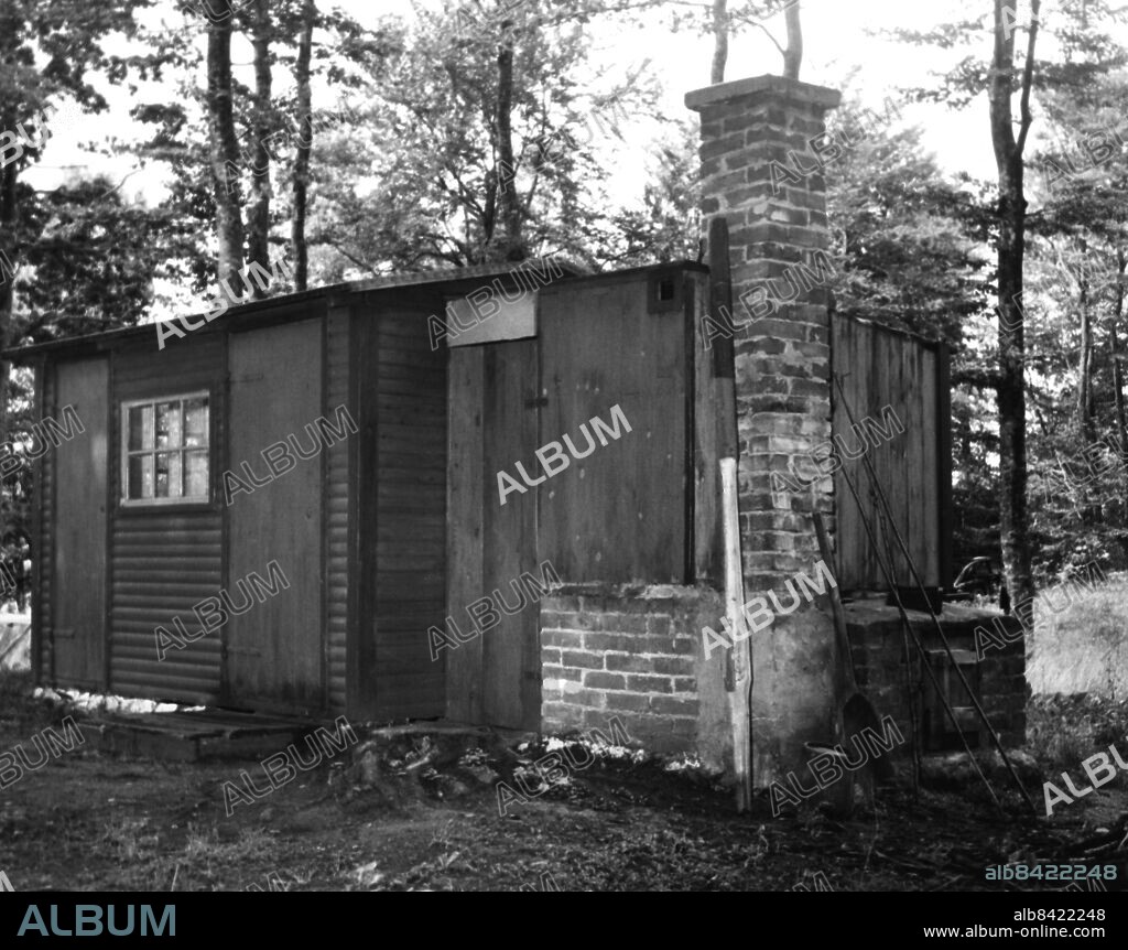 Massmördaren Tore Hedin i Skåne 1951 - 1952.. Mördade kvarnägaren Allan Nilsson i Tjörnarp med yxa. 21 aug 1952 mördade han sina föräldrar mor och far och sätter fyr eld på föräldrahemmet i Saxtorp.. Kör därpå till ålderdomshemmet i Hurva där han mördar sin fästmö och föreståndarinnan med yxa. Han tänder sedan eld på hemmet och ytterligare fem personer åldringar dör.. På bilden stugan där Hedin skrev brevet som han efterlämnade vid sitt självmord.. (c) Sydsvenskan /IBL Bildbyrå.