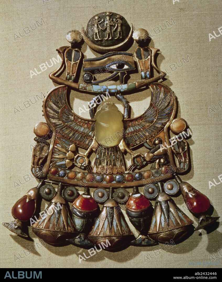 ARTE EGIPCIO. EGIPTO. PECTORAL DE TUTANKHAMON, con el ESCARABAJO SAGRADO en el centro. En la parte superior, están representados la LUNA y el SOL (el ojo de NU). 18 Dinastía. Imperio Nuevo. Museo Egipcio. Cairo.