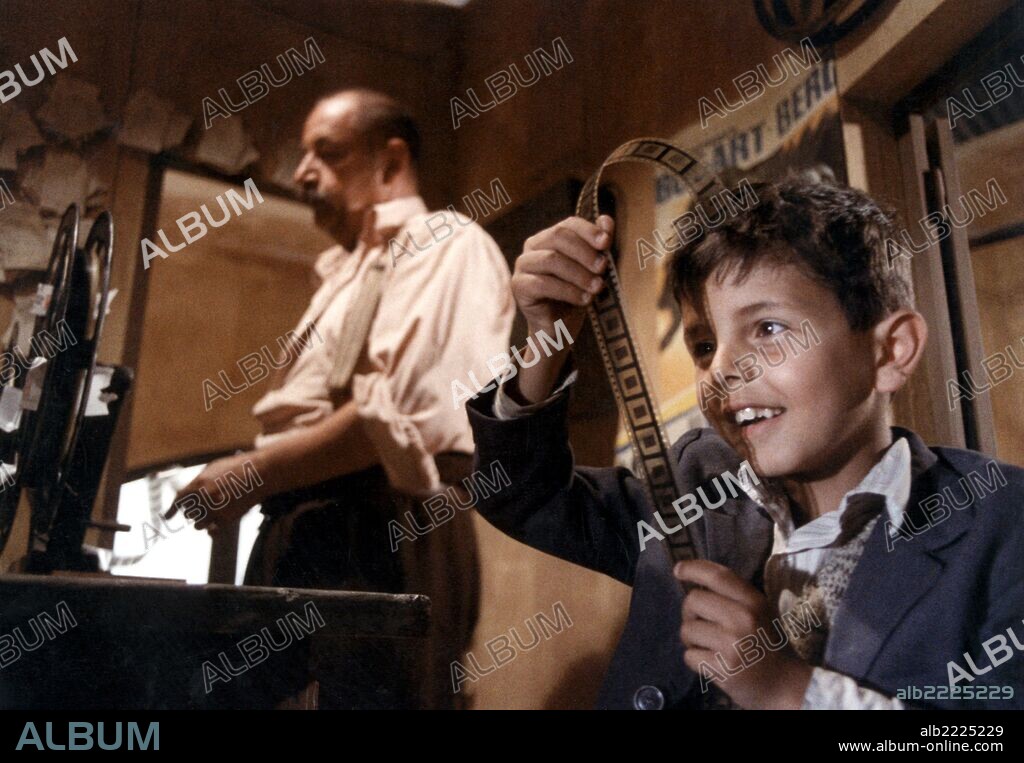 PHILIPPE NOIRET and SALVATORE CASCIO in CINEMA PARADISO, 1988 (NUOVO CINEMA PARADISO), directed by GIUSEPPE TORNATORE. Copyright SOVEREIGN PICTURES.