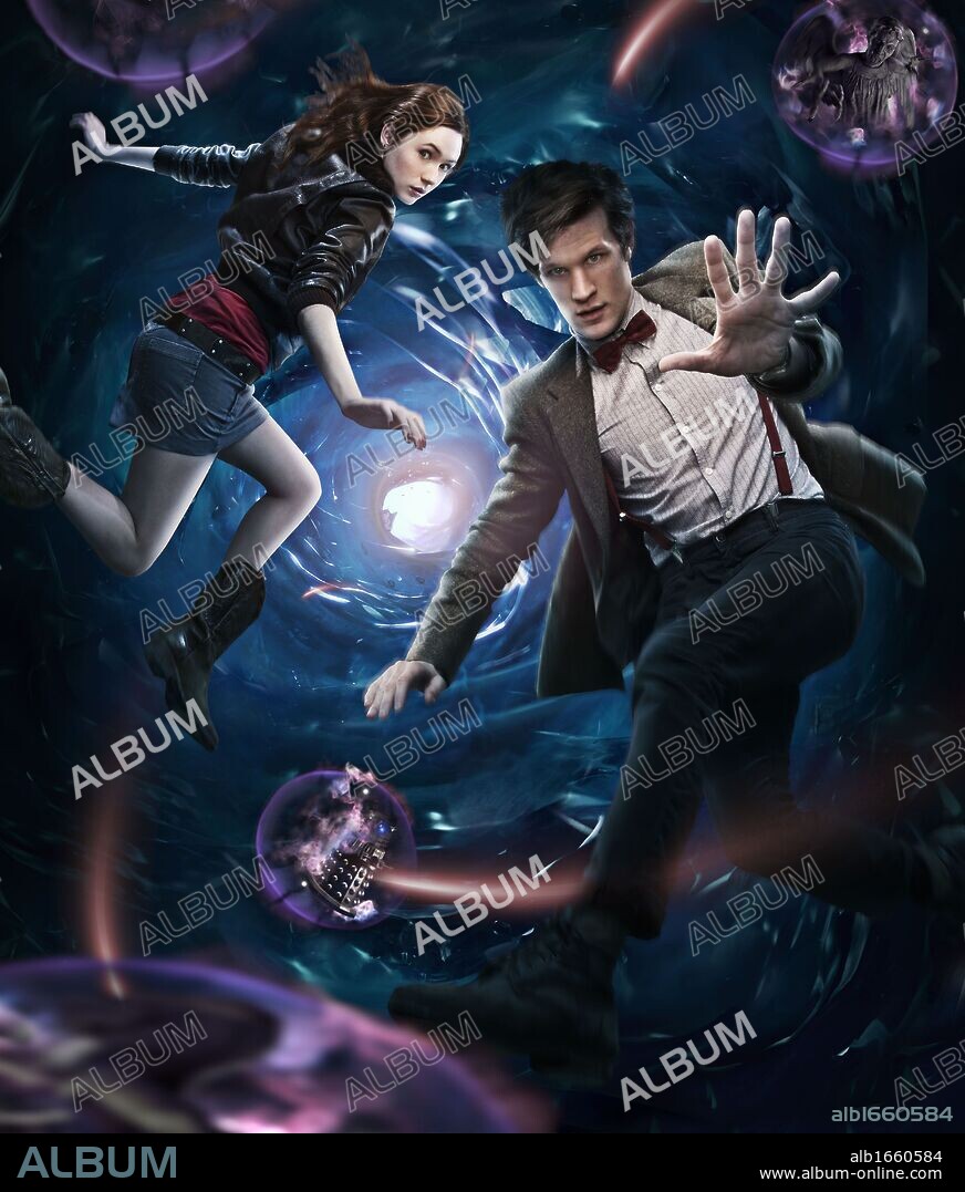 KAREN GILLAN y MATT SMITH en DOCTOR WHO, 2005. Copyright BBC.
