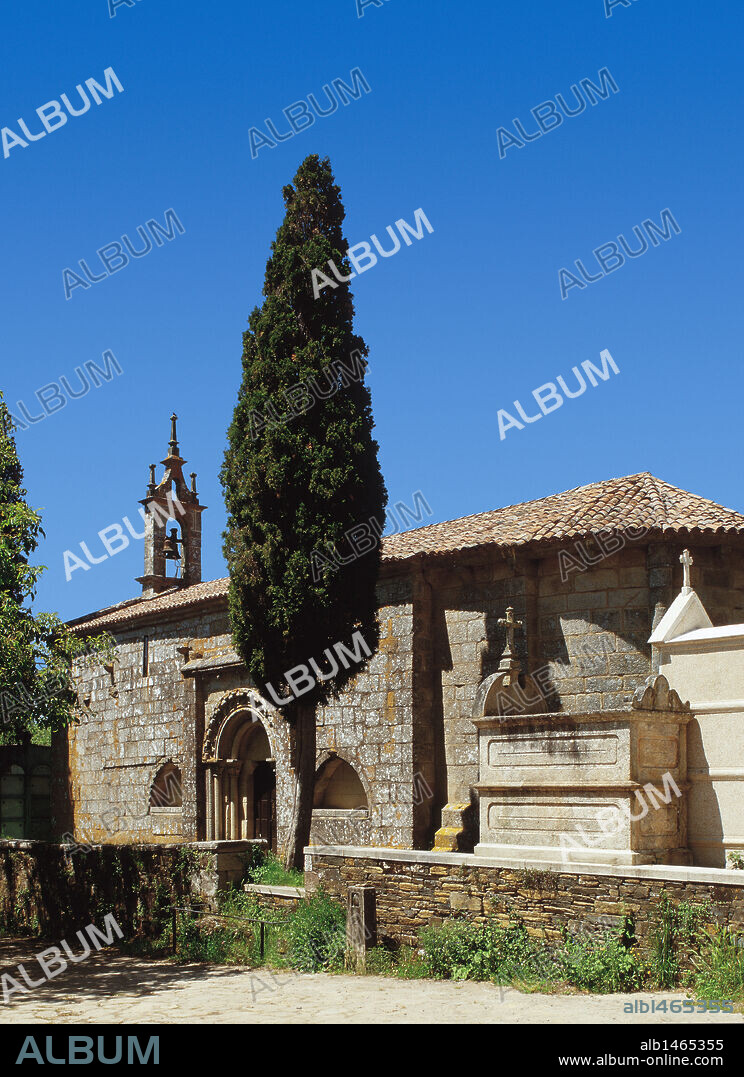 Iglesia de Santa María (Igrexa de Santa Maria). Templo románico construido en el siglo XII. A su alrededor se encuentra un pequeño cementerio. Melide. Provincia de A Coruña. Comarca de Terra de Melide. Galicia. España.