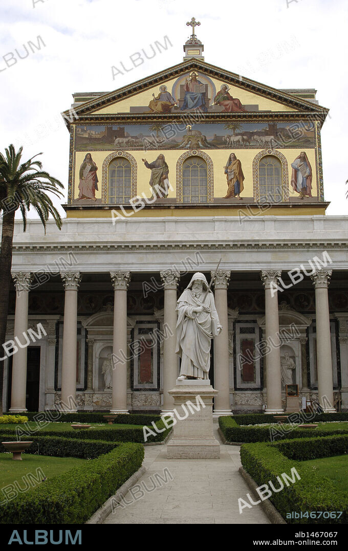 ITALIA. ROMA. BASILICA DE SAN PABLO EXTRAMUROS (SAN PAOLO FUORI LE MURA). Erigida por Constantino sobre la tumba del apóstol Pablo, fue reconstruída según el original en el siglo XIX tras su destrucción en el incendio de 1823. Declarada Patrimonio de la Humanidad. En primer término, ESTATUA DE SAN PABLO obra de José OBICI. Vista exterior.