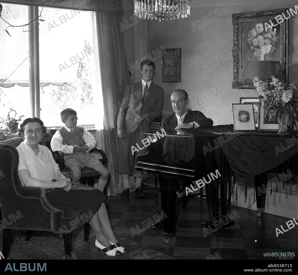 Arkiv 1937 . Hemma hos skådespelarparet Alice och Ernst Eklund i Bromma. Alice spelade mestadels på teatrar där hennes man Ernst var chef och regissör. På 60-talet spelade de mot varandra i Olle Hedbergs "Den mörknande framtid är vår" på TV-teatern. Ernst Eklund skrev flera egna dramer.. Alice and Nils Eklund, actors with their family in Bromma.. Foto: TT / Kod 1900.