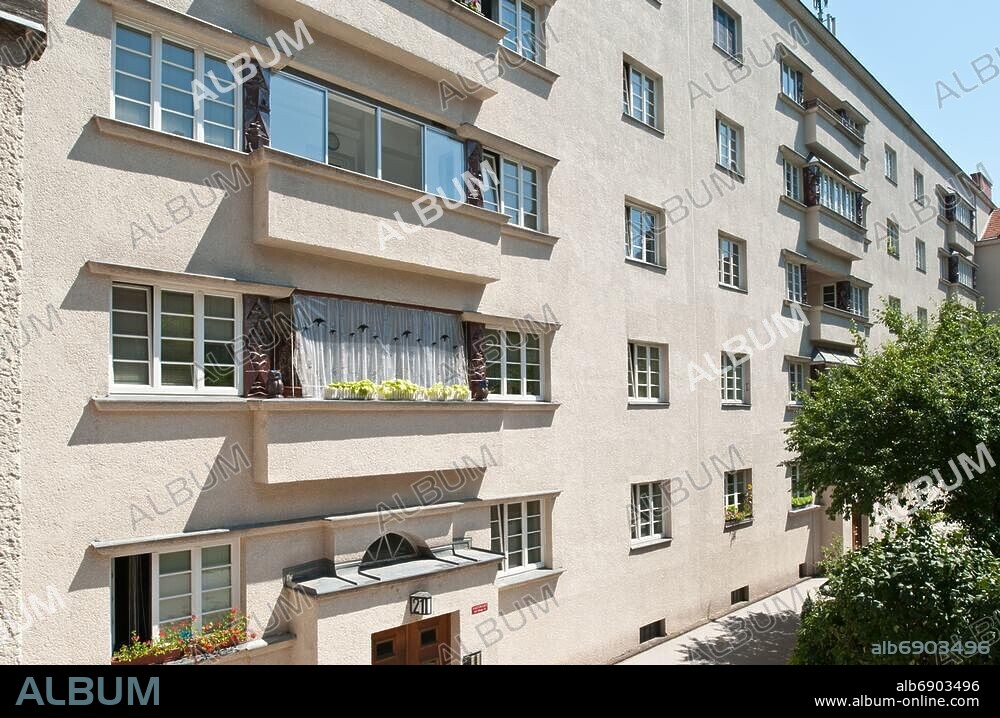 Wien, Gemeindebau des 'Roten Wien' - Vienna, Council Tenement Block, 'Red Vienna', Lindenhof, Paulinengasse 9, Karl Ehn 1925 Zwischen 1919 und 1934 errichtete die Sozialdemokratische Stadtregierung etwa 65000 Wohnungen in Gemeindebauten. Bis heute ist 'Das Rote Wien' dafür weltberühmt.