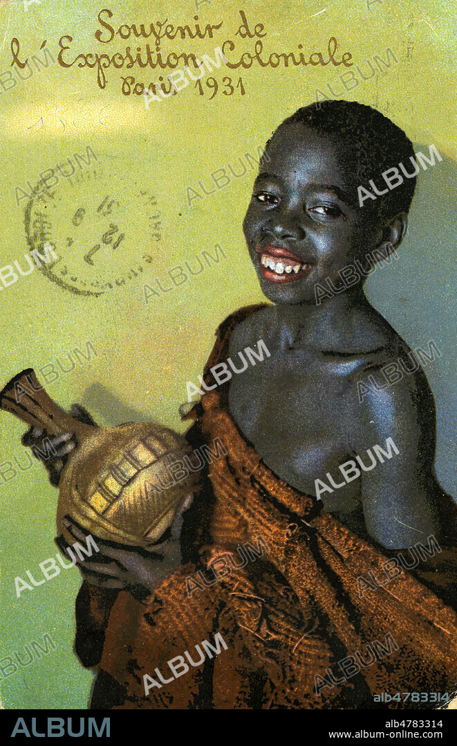 'Souvenir de l'Exposition Coloniale Paris 1931' : enfant africain portant une cruche. Photographie anonyme pour une carte postale. Credit : Collection IM/KHARBINE-TAPABOR.
