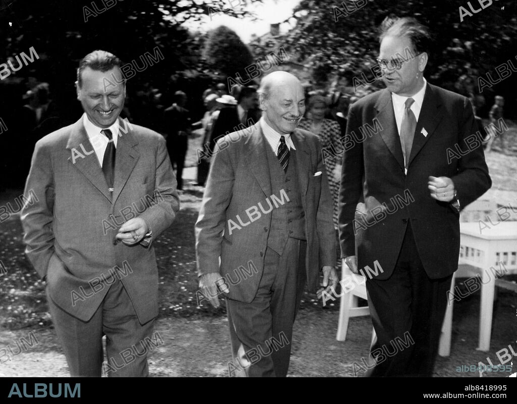 Röstånga 1954-06-08. Politisk pingstträff på Röstånga Gästis, Gästgivaregård i Skåne. Fr. v. Hans Hedtoft, politiker Danmark, Clement Attlee, politiker Storbritannien och statsminster Tage Erlander (S) . Foto Ture Hellström / Sydsvenskan / SCANPIX. **OUT Kvällsposten, Skånska Dagbladet, Metro Skåne**. ***BETALBILD***.