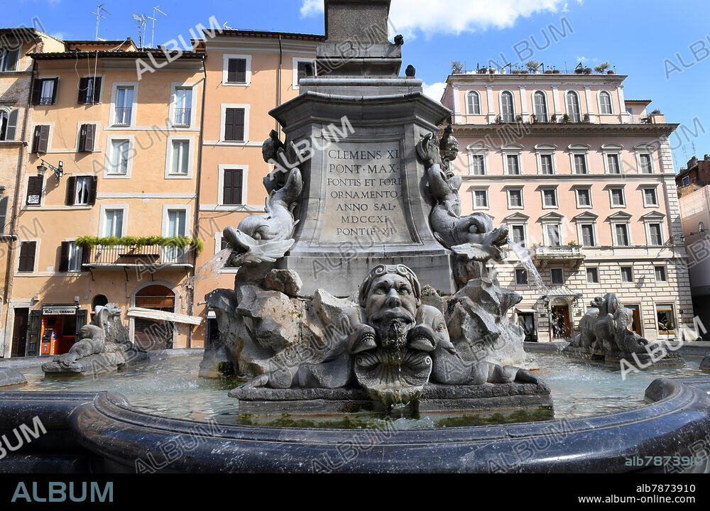 La piazza della Rotonda (ou place du Panthéon) avec au centre la fontaine du Panthéon (1575) surmontée d'un obélisque. Rome, Italie. 3/2020.