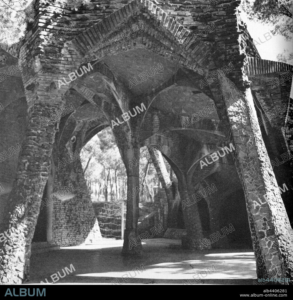 Cripta de la  Colonia Güell, Antoni Gaudí, Colonia industrial situada en el término municipal de Santa Coloma de Cervelló, Barcelona, hacia 1926.