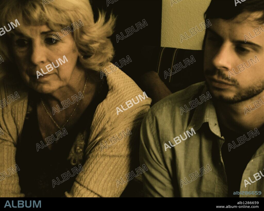 NATE RUBIN y SYLVIA LUEDTKE en MY MOM SMOKES WEED, 2008, dirigida por CLAY LIFORD. Copyright WELL TAILORED FILMS.