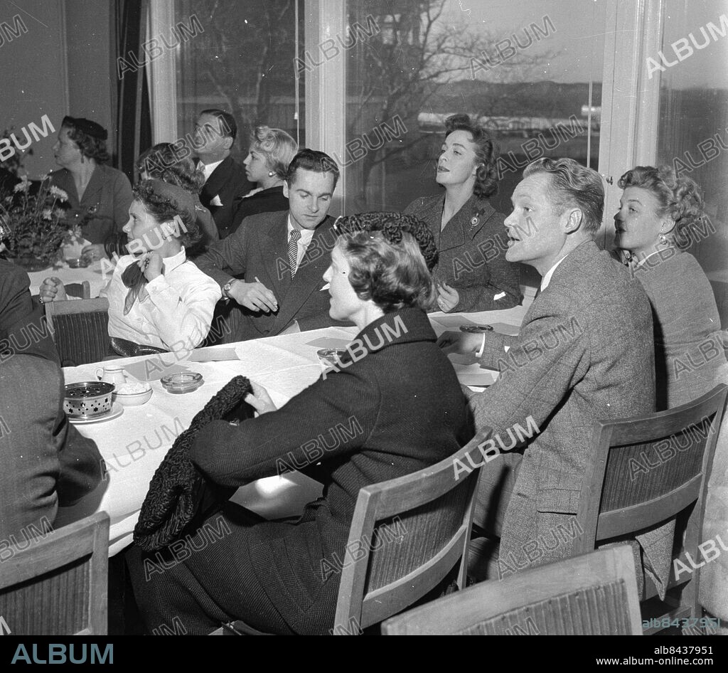 Göteborg december 1955. Lucikandidaterna visar upp sig för bl.a. Gunnel Broström, Herman Ahlsell, Claes Jakobsson och Berit Hallén. *** Local Caption *** GP - plåtlådorna 9000. KAMERAREPORTAGE.