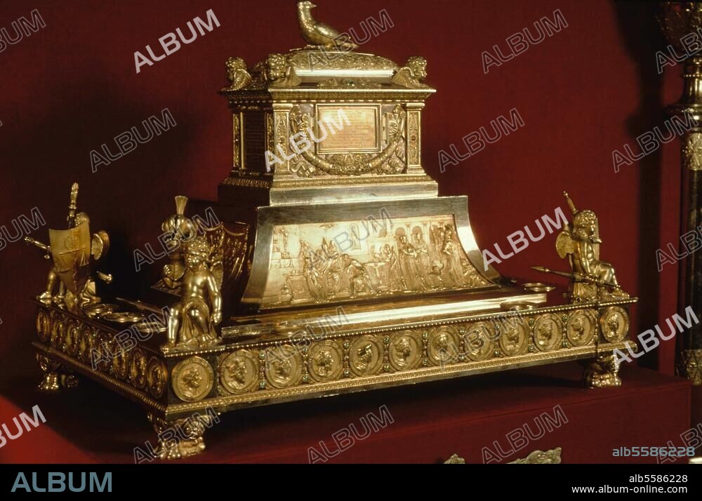 Religion / Objets du culte / Reliquaires. - Reliquaire de la "Sainte Ampoule" ("Saint Chrême", conservé à la cathédrale de Reims, empli d'une huile servant à l'onction des rois de France). Orfèvrerie. (partie des regalia du couronnement de Charles X), 1820, de J. C. Cahier, disciple de Biennais. Reims, Palais du Tau.