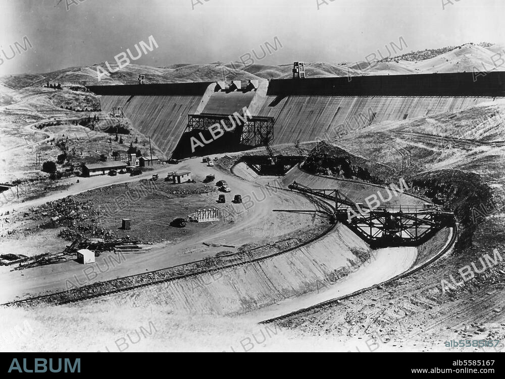 Friant Dam (California), (Dam on the San Joaquin River for delivering water as part of the Central Valley Projects). Construction of the dam. Photo.