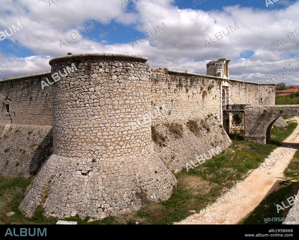 COMUNIDAD DE MADRID. CHINCHON. Vista parcial de las murallas y del foso del castillo existente en la población. España.