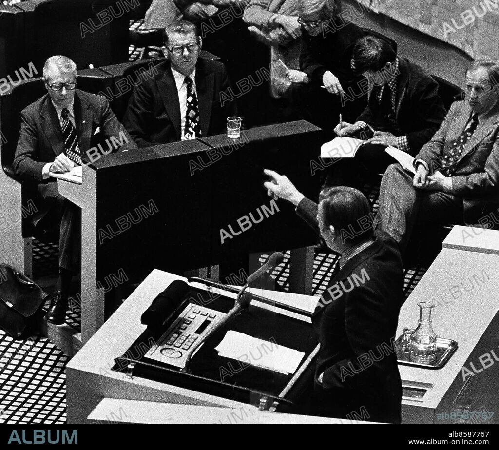 ARKIV STOCKHOLM 19761027 Oppositionsledaren Olof Palme (S), pekar från talarstolen på regeringens finansminister Gösta Bohman (M) och statsminister Thorbjörn Fälldin (C), under en debatt i riksdagens plenisal 1976.. Foto: Sven-Erik Sjöberg / DN / TT Kod: 28. **SVD OUT**.