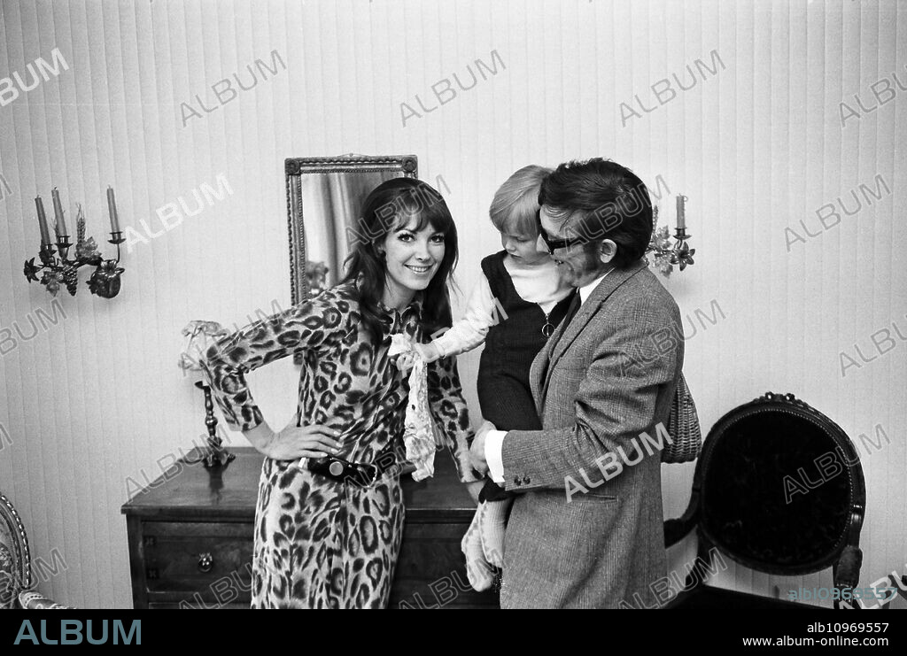 German actress and presenter Petra Schuermann with daughter Alexandra and photograoher Heinz Browers, Germany 1970s.