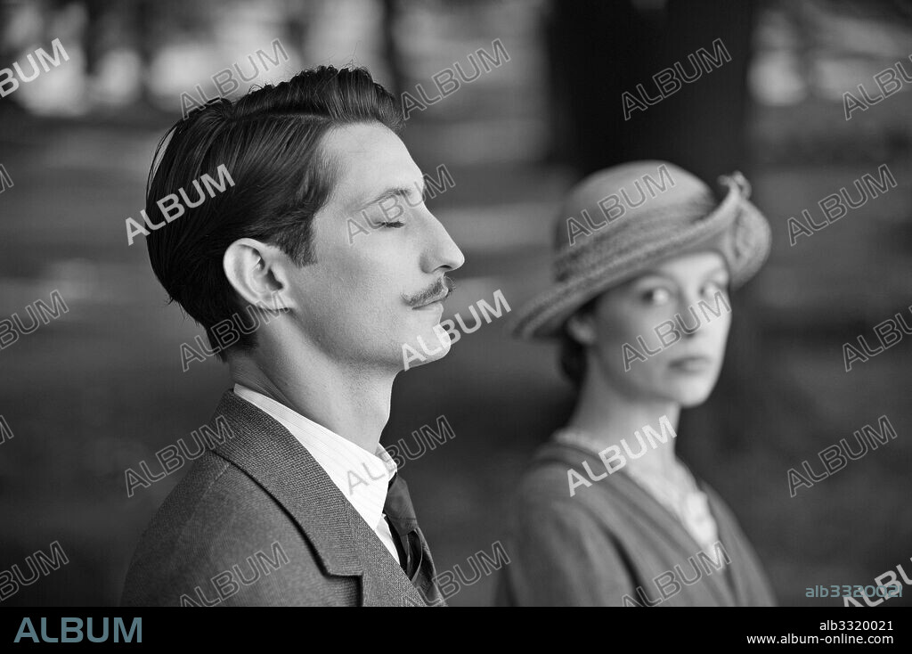 PAULA BEER and PIERRE NINEY in FRANTZ, 2016, directed by FRANÇOIS OZON. Copyright MANDARIN FILMS/X-FILME CREATIVE POOL/FOZ/MARS FILMS/FRANCE 2 / MOIREAU, JEAN-CLAUDE.