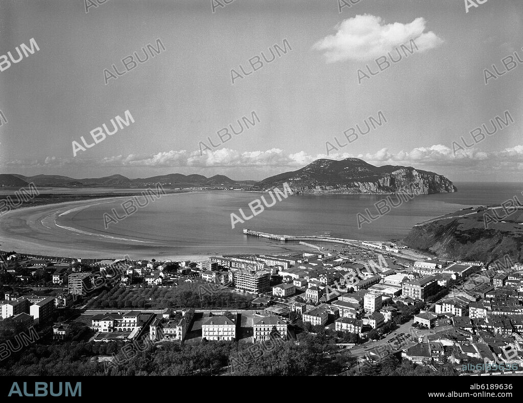 PANORAMICA DE LAREDO CON LA PLAYA AL FONDO - FOTOGRAFIA EN BLANCO Y NEGRO - AÑOS 50.