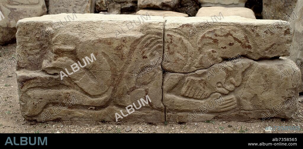 CENTRO CEREMONIAL-LOS DANZANTES-RELIEVE EN LOSA-ZAPOTECAS.